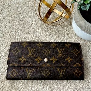 Louis Vuitton Monogram Portefeiulle Sarah Long
Bifold Wallet